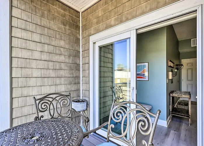 Dtwn Ludington Condo: Balcony, Walk To Beach!
