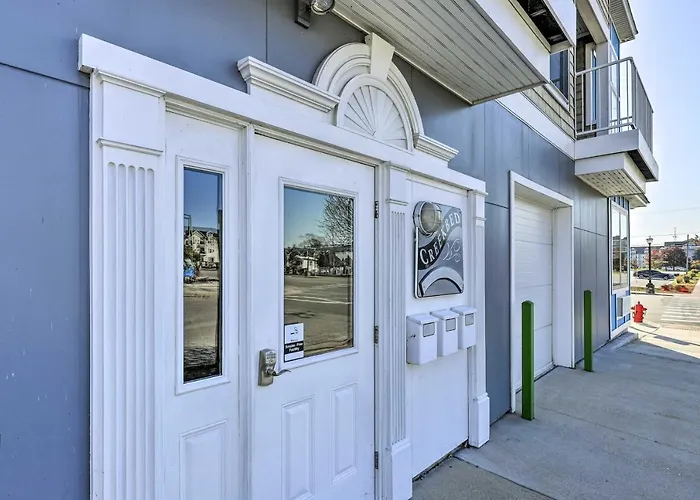 Dtwn Ludington Condo: Balcony, Walk To Beach!