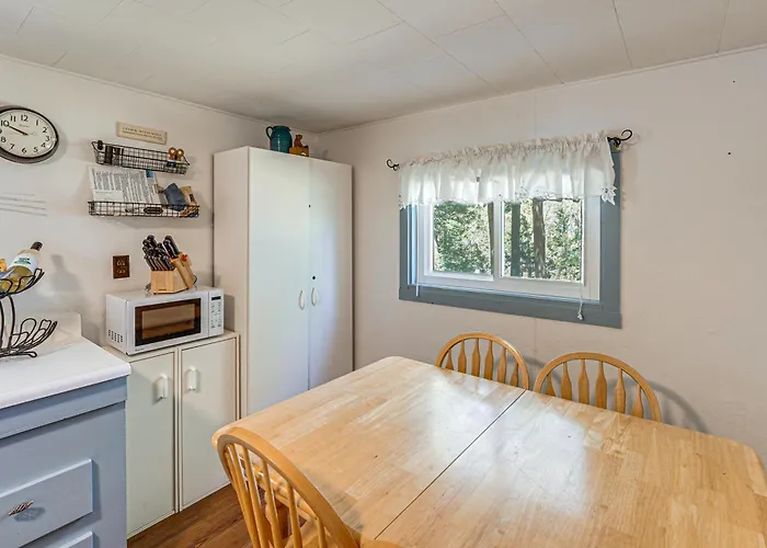 Hamlin Lake Cabin W/ Community Beach Access!